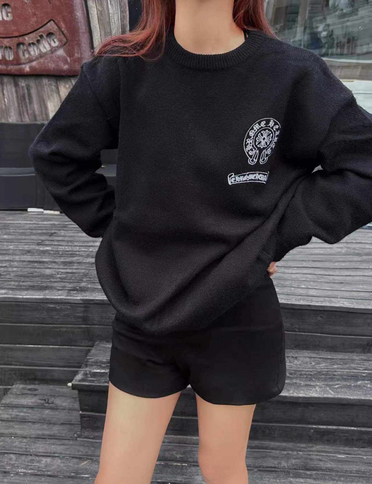 P210 model number: B24 Chrome Hearts ch Chrome Hearts horseshoe embroidered round neck pullover sweater! The most practical jacket for today's temperature difference. The sweater is soft and waxy to the touch. It has embroidery design on the front and back. This is a great inner wear in winter. It is a very practical item. It is not only anti-pilling, but also very versatile. It is recommended to buy it early. Color: Black Size: M-XL M - Shoulder width 50, length 64, bust 108 L - Shoulder width 52, length 66, bust 112 XL - Shoulder width 54 Length 68cm Bust 116cm